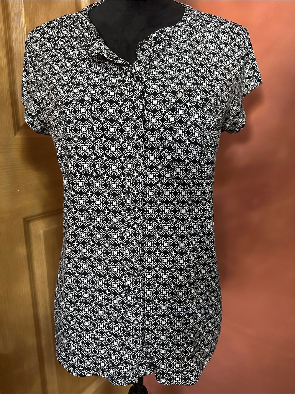 Dana Buchman Black & White Geometric Short-Sleeve Button Top